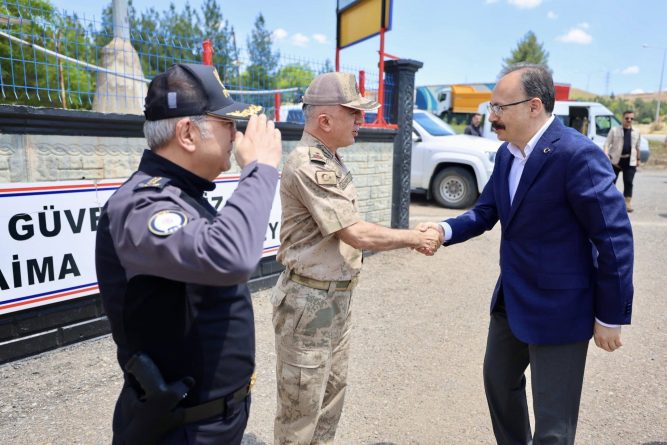 7/24 görev başında olan ekiplerimizin çalışmaları hakkında bilgi alan Vali Kızılkaya , görev yapan personelle bayramlaştı.