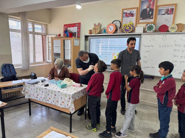 İhsan Süreyya Sırma İlkokulu öğrencilerine yönelik ağız ve diş sağlığı taraması gerçekleştirildi.