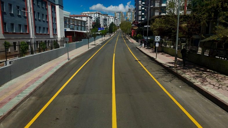 SİİRT’TE  YENİLENEN YOLLARDA ÇİZGİ ÇALIŞMALARIYLA TRAFİK DAHA GÜVENLİ