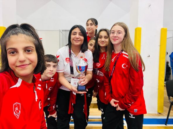 Avrupa’da Siirt Rüzgârı: Minderde Çifte Gurur