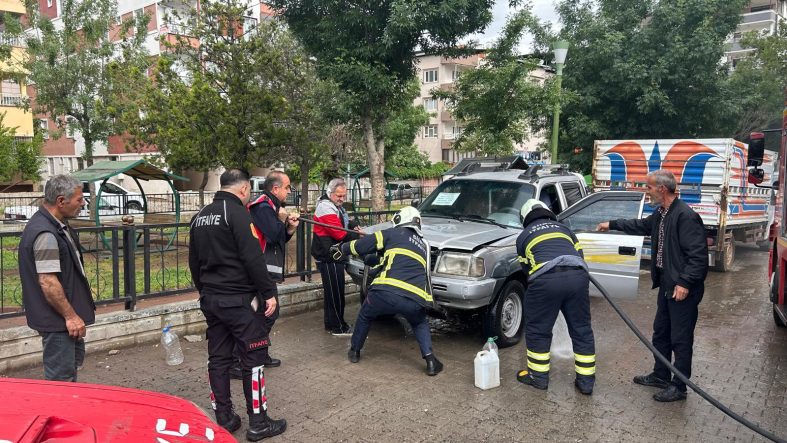 Siirt’te Park Halindeki Araç Motor Kısmından Alev Aldı