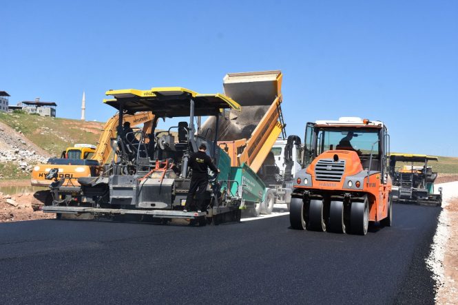 SİİRT’TE YENİ EĞİTİM VE ARAŞTIRMA HASTANESİ BAĞLANTI YOLUNDA ASFALT ÇALIŞMALARI SÜRÜYOR