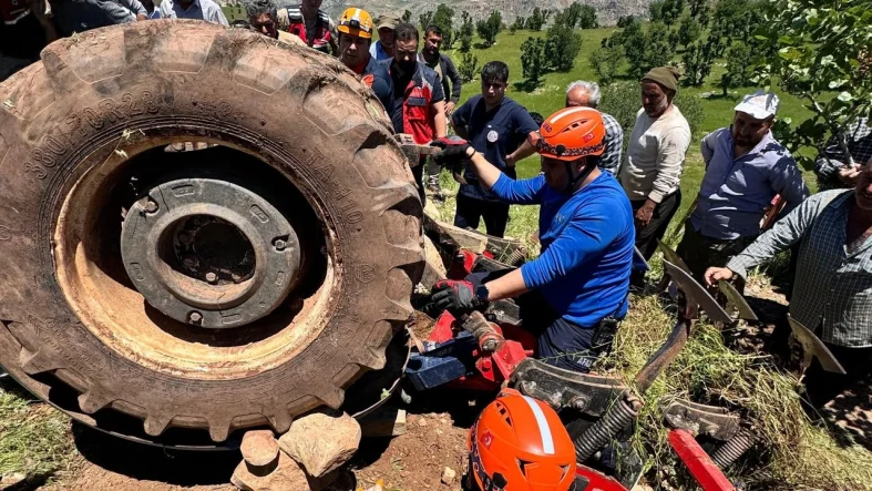 Tillo’da Traktör Devrildi: 1 Kişi Kurtarıldı