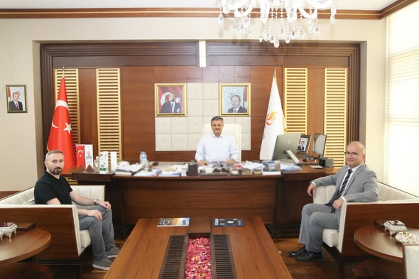 Siirt Eğitim ve Araştırma Hastanesi Başhekimi Prof. Dr. Servet Yolbaş ve Beraberindekilerden Rektörümüz Prof. Dr. Nihat Şındak’a Nezaket Ziyareti