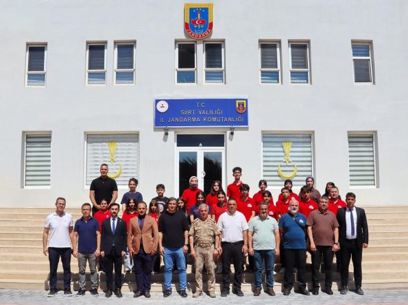 TEKNOFEST VE TÜBİTAK’TA BAŞARI ELDE EDEN ÖĞRENCİLER İL JANDARMA KOMUTANI ÖZMEN’İ ZİYARET ETTİ.