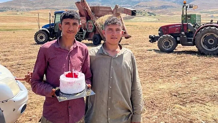 Siirt’te Tarlada Çalışan Gence Doğum Günü Sürprizi