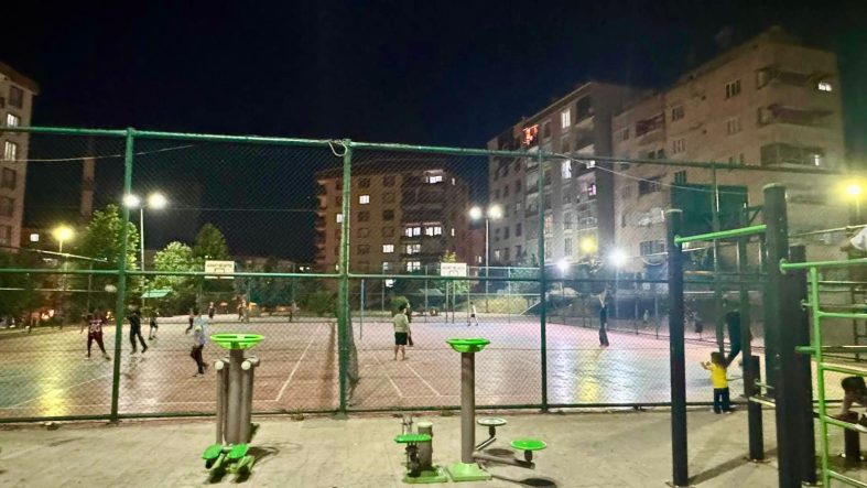SİİRT’TE PARKLARIN AYDINLATMA SİSTEMLERİ YENİLENİYOR