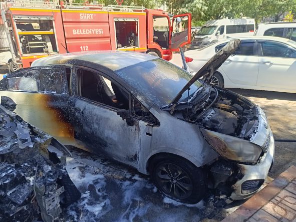 Siirt’te Park Halindeki Otomobil Alev Aldı, Yangın Diğer Araca Sıçradı: 2 Araç Kullanılamaz Hale Geldi