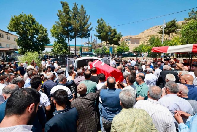 Valimiz ve Belediye Başkan V. Sn. Dr. Kemal Kızılkaya, vefat eden Şirvan Belediye Başkanı merhum Necat Cellek’in cenaze törenine katıldı.