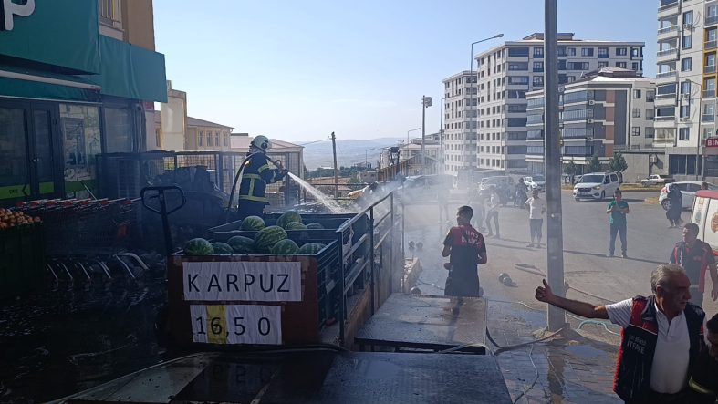 Siirt’te Tarım Kredi Kooperatif Marketi Önünde Yangın Paniği! İtfaiyeden Zamanında Müdahale