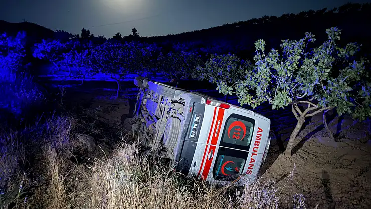 Siirt’te Ambulans Şarampole Devrildi