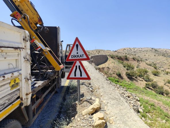 ŞİRVAN’DA ASFALT ÇALIŞMALARININ ARDINDAN TRAFİK LEVHALAMA ÇALIŞMALARI TAMAMLANDI.