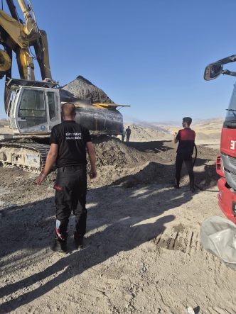 Siirt’in Gökçebağ Beldesinde Kepçe Yandı: Yangın Ekipler Tarafından Kontrol Altına Alındı