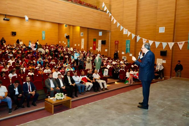 Valimiz ve Belediye Başkan V. Sayın De. Kemal Kızılkaya, Türkiye Gençlik Vakfı (TÜGVA) tarafından düzenlenen  Siirt Yaz Okulu Kapanış Programı’na katıldı.