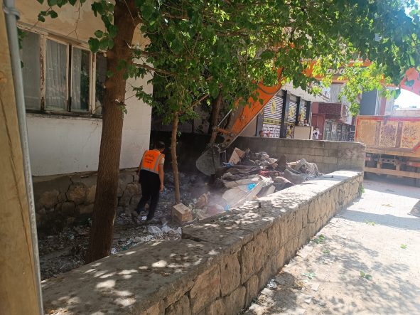 Siirt Belediyesi’nden Çöp Evde Temizlik ve İlaçlama Çalışması