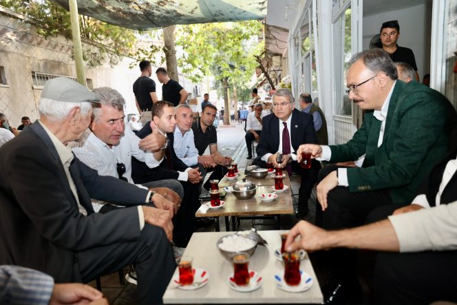 Siirt Valisi Kızılkaya, Cumhuriyet Caddesi’nde Esnaf ve Vatandaşlarla Bir Araya Geldi.