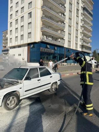 Siirt’te Hareket Halindeki Otomobil Yandı