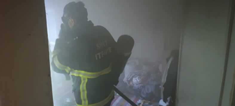Siirt’te Ev Yangını: Korkudan Kilitlenen Kadını İtfaiye Kurtardı
