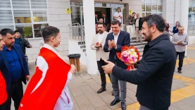 avrupa-sampiyonu-berat-yildirim-siirt-te-davul-zurnayla-karsilandi_1793182499_70Dapy