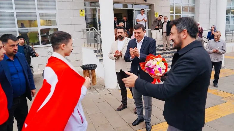 Avrupa Şampiyonu Berat Yıldırım, Siirt’te Davul Zurnayla Karşılandı