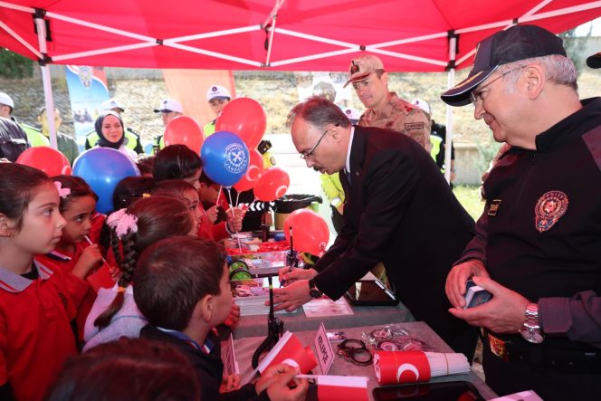 VALİ KIZILKAYA, ÇOCUK TRAFİK EĞİTİM PARKI’NDA ÖĞRENCİLERLE BİR ARAYA GELDİ